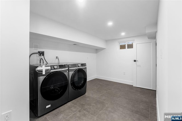 laundry room featuring laundry area, recessed lighting, baseboards, and washing machine and clothes dryer