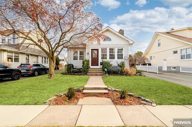 view of front of home featuring a front yard