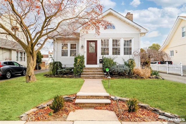 view of front facade featuring a front yard