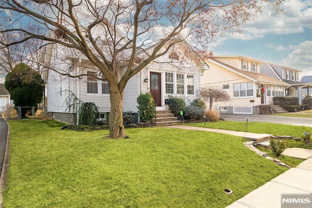 view of front of home featuring a front lawn