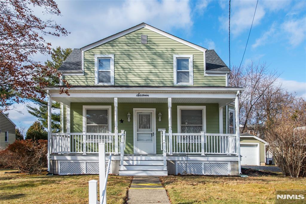 view of front of property with a front yard and covered porch