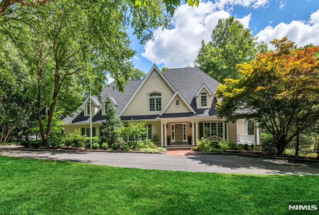 view of front of property featuring a porch and a front lawn