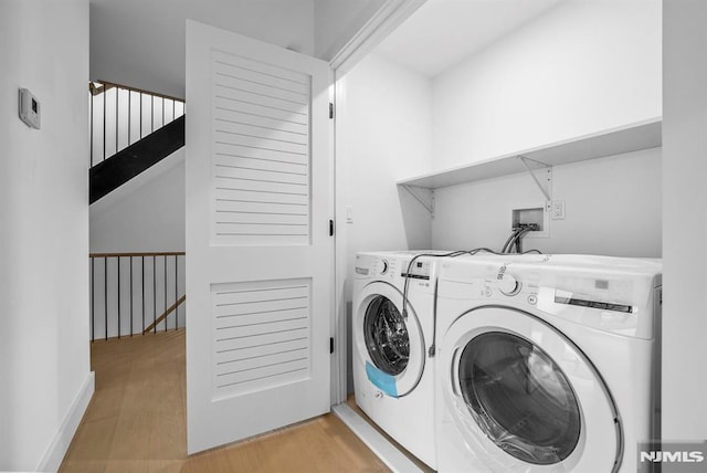 washroom with light wood-type flooring and independent washer and dryer