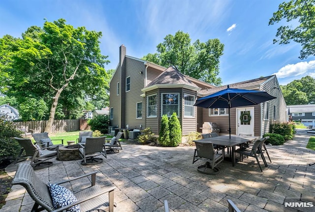 view of patio with a fire pit