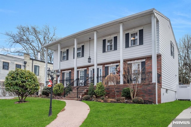 view of front of property with a front yard