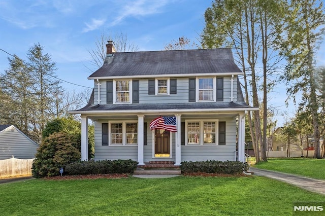 view of front of property featuring a front yard