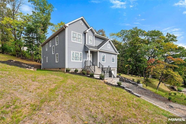 view of front of property featuring a front lawn