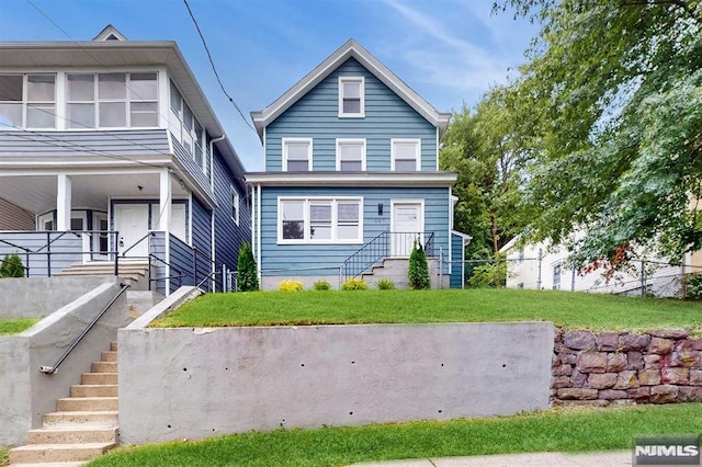 view of front of home featuring a front yard