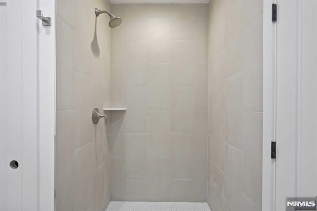 bathroom featuring a tile shower