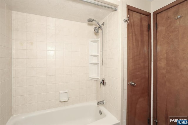 bathroom with tiled shower / bath combo