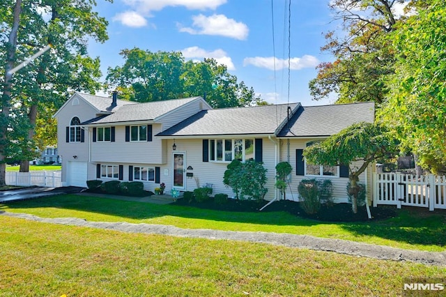 view of front of home featuring a garage and a front yard