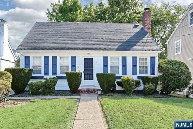 view of front of property featuring a front lawn