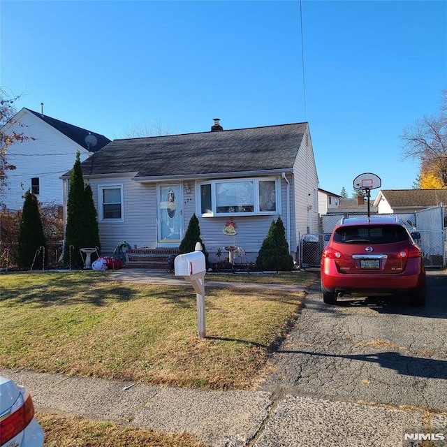 view of front of property featuring a front lawn