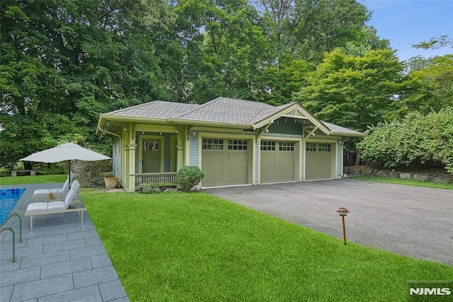 view of front facade featuring a garage and a front lawn