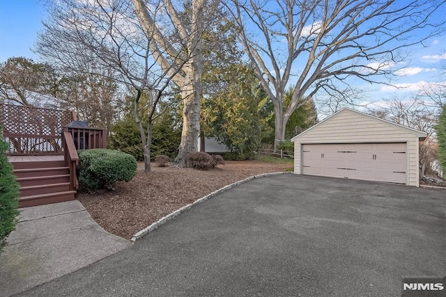 view of yard featuring a garage and an outdoor structure