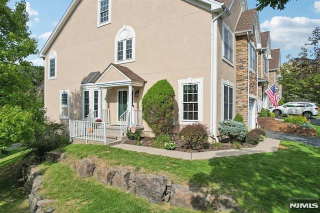 view of front of property featuring a front yard