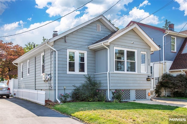 view of front of property featuring a front yard