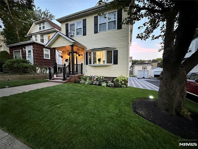 view of front of property featuring a lawn