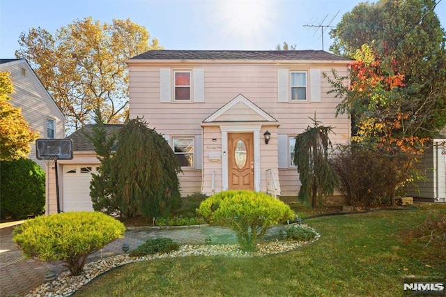 view of front facade featuring a front lawn and a garage