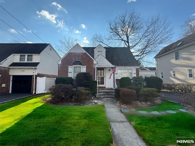 view of front of property with a front lawn