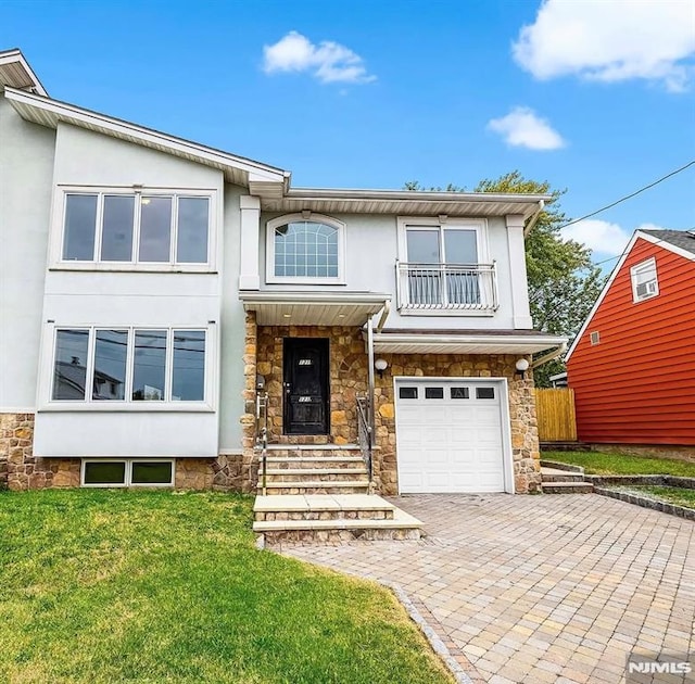 view of front of home with a front lawn and a garage