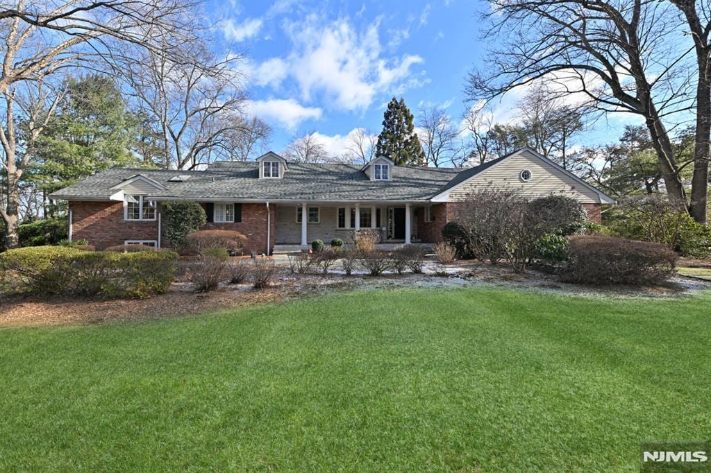 ranch-style home with a front yard