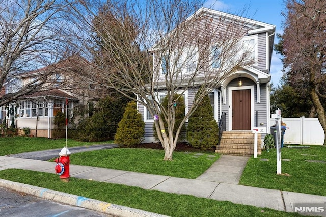 view of front of home featuring a front yard