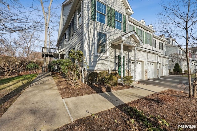 townhome / multi-family property featuring a garage