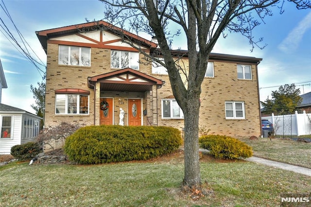 view of front of home featuring a front lawn