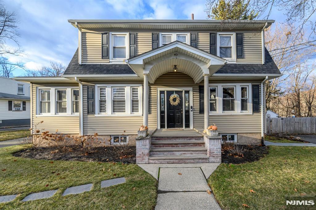 view of front of property featuring a front lawn