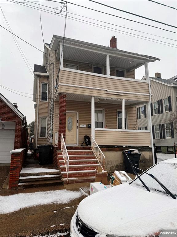 front facade featuring a balcony