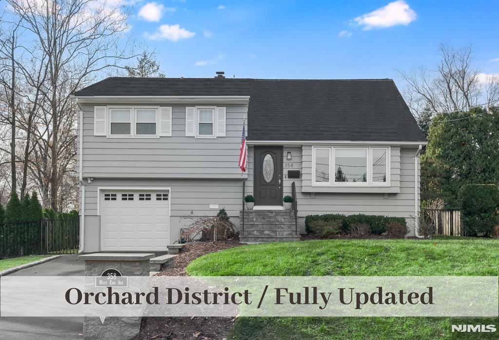 view of front of house featuring a front yard and a garage