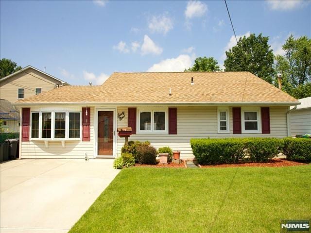 single story home with a front yard