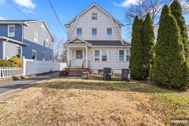 view of front of property with a front yard