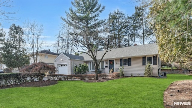 view of front of home featuring a front yard and a garage