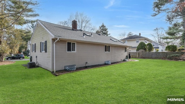 back of house featuring a lawn