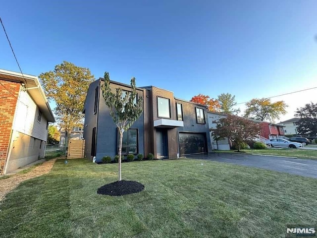 view of front facade featuring a garage and a front yard