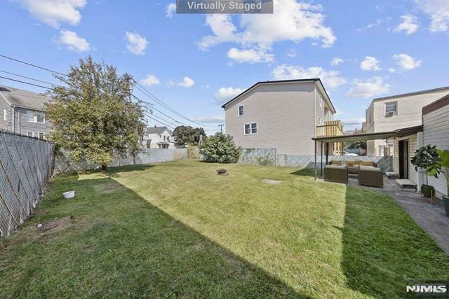 view of yard with outdoor lounge area