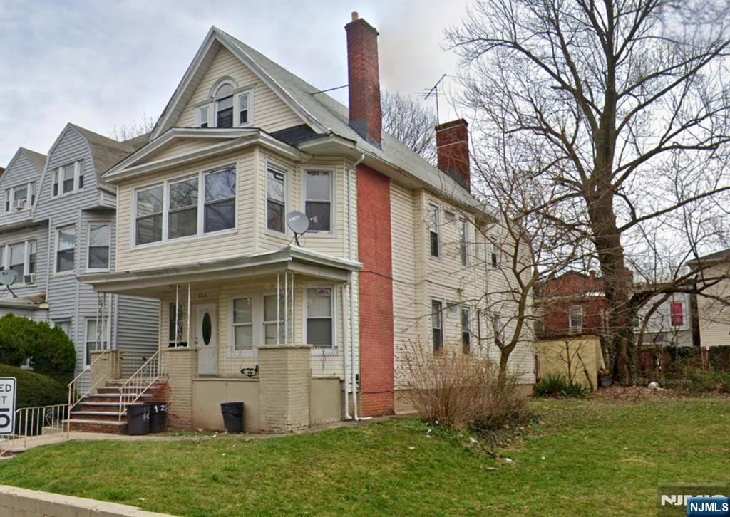 view of front facade featuring a front lawn and a porch