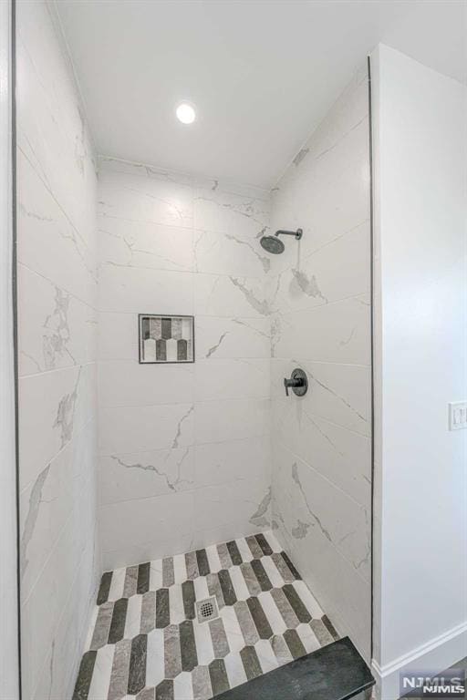 bathroom featuring tiled shower