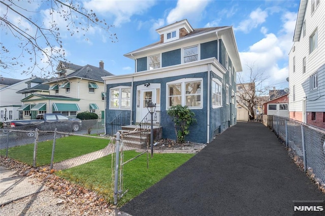 view of front of property featuring a front yard