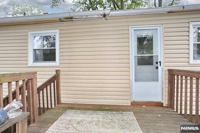 entrance to property featuring a wooden deck