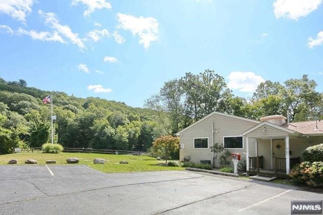 view of front facade with a front yard