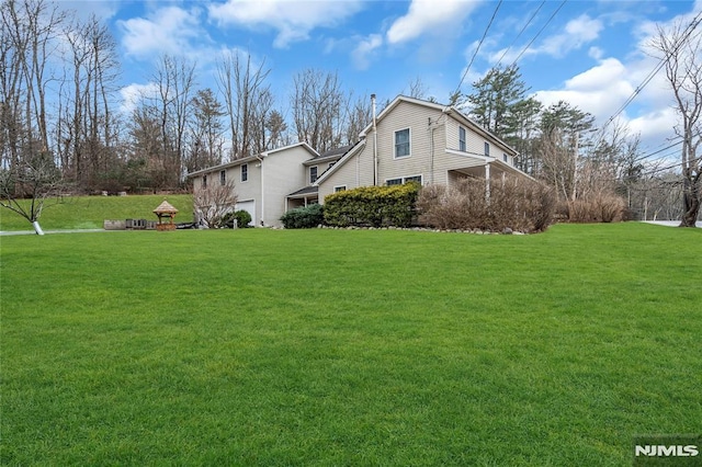 view of side of property featuring a lawn