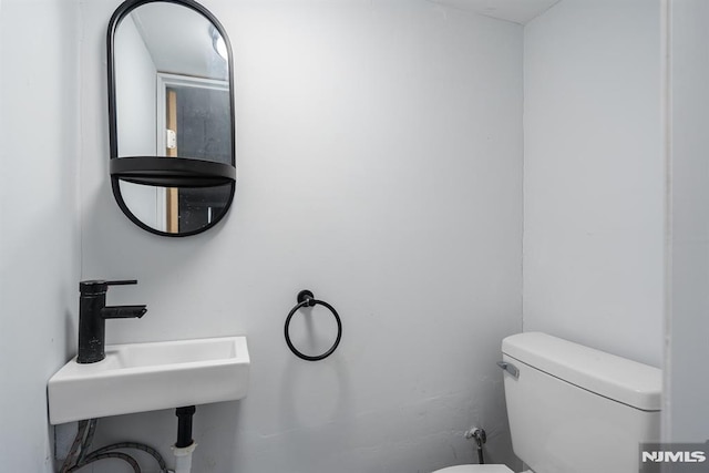 bathroom featuring toilet and sink