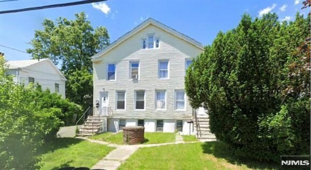 view of front of property featuring a front lawn