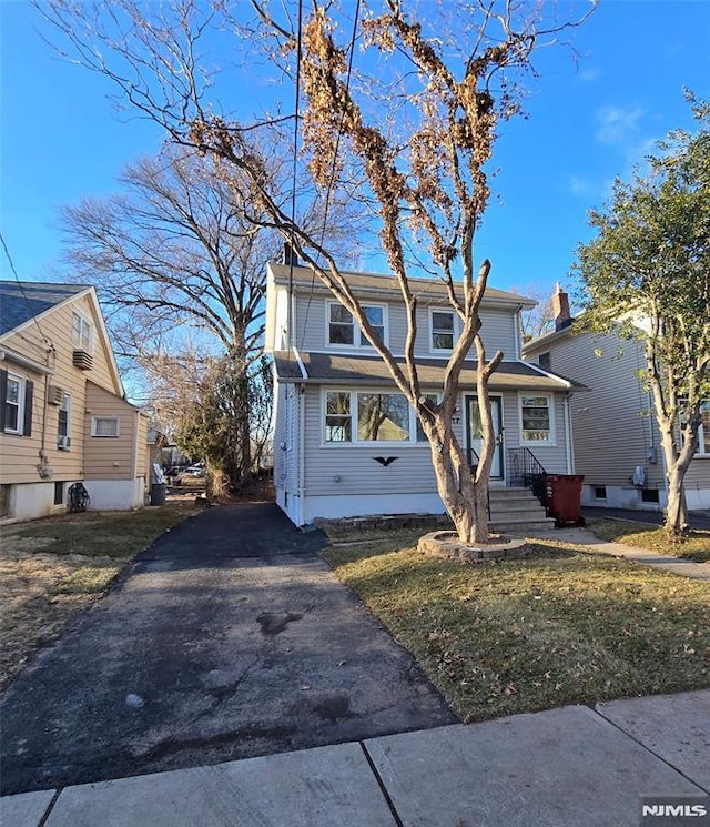 view of front of property with a front yard