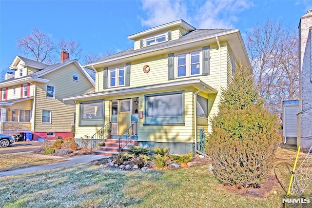 view of front of property featuring a front yard