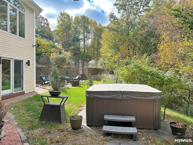 view of yard with a hot tub