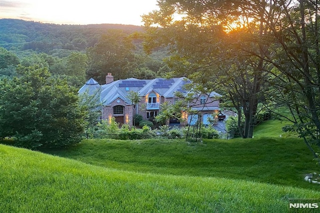 view of front facade with a yard